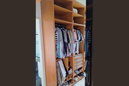 Casa de condomínio à venda com 200m², 3 quartos e 3 vagasCloset da Suíte