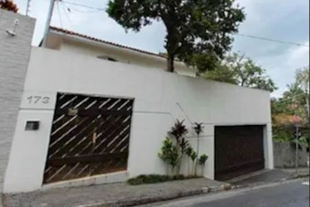 Casa para alugar com 130m², 2 quartos e 2 vagasFachada