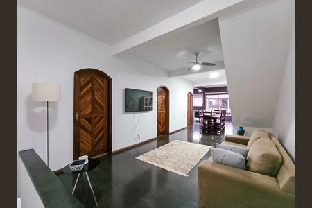 Sala de casa para alugar com 4 quartos, 200m² em Jardim Maria Virginia, São Paulo