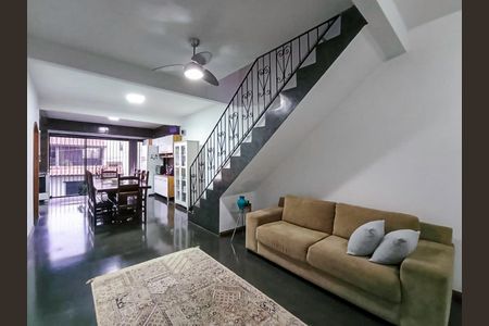 Sala de casa para alugar com 4 quartos, 200m² em Jardim Maria Virginia, São Paulo
