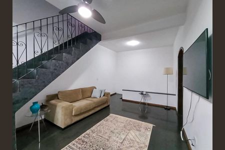 Sala de casa para alugar com 4 quartos, 200m² em Jardim Maria Virginia, São Paulo