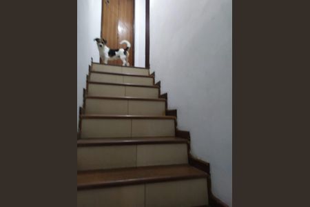 Casa à venda com 200m², 4 quartos e 3 vagas Casa à venda com 200m², 4 quartos e 3 vagasEscada