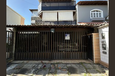 FACHADA + PLAQUINHA de casa para alugar com 2 quartos, 50m² em Vila Valqueire, Rio de Janeiro