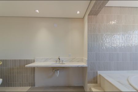 Apartamento à venda com 220m², 4 quartos e 3 vagas Apartamento à venda com 220m², 4 quartos e 3 vagasBanheiro da Suíte 1