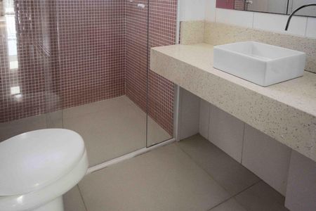 Apartamento à venda com 268m², 3 quartos e 4 vagas Apartamento à venda com 268m², 3 quartos e 4 vagasBanheiro da Suite 2