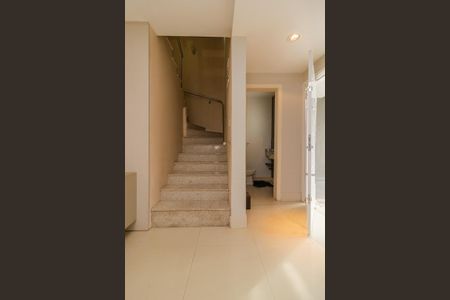 Casa para alugar com 200m², 3 quartos e 1 vaga Casa para alugar com 200m², 3 quartos e 1 vagaEscada