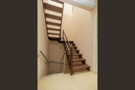 Casa para alugar com 200m², 3 quartos e 1 vaga Casa para alugar com 200m², 3 quartos e 1 vagaEscada