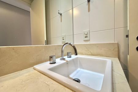 Apartamento à venda com 74m², 2 quartos e 1 vaga Apartamento à venda com 74m², 2 quartos e 1 vagaBanheiro Social