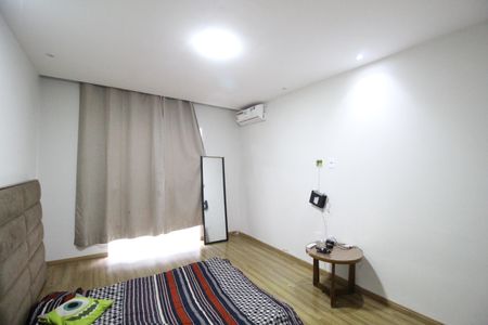 Casa de condomínio à venda com 232m², 4 quartos e 2 vagasSuíte