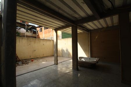 Casa de condomínio à venda com 232m², 4 quartos e 2 vagasFundos