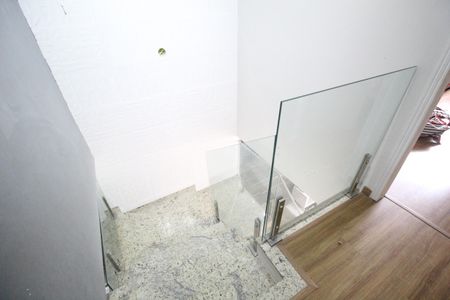 Casa de condomínio à venda com 232m², 4 quartos e 2 vagasSala - Escada