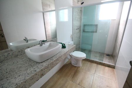 Casa de condomínio à venda com 232m², 4 quartos e 2 vagasBanheiro social 1