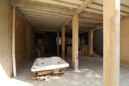 Casa de condomínio à venda com 232m², 4 quartos e 2 vagasFundos