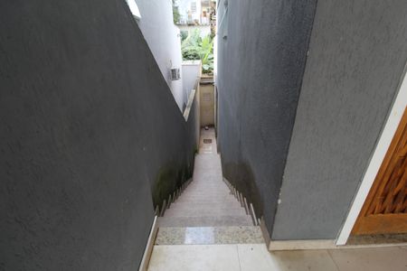 Casa de condomínio à venda com 232m², 4 quartos e 2 vagasEscada para os fundos