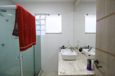 Casa de condomínio à venda com 232m², 4 quartos e 2 vagasBanheiro social 2