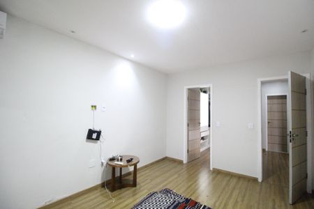 Casa de condomínio à venda com 232m², 4 quartos e 2 vagasSuíte