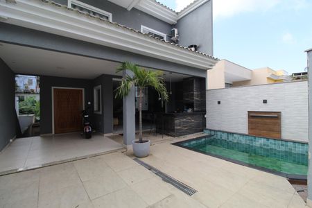 Casa de condomínio à venda com 232m², 4 quartos e 2 vagasQuintal