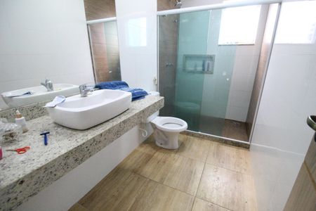 Casa de condomínio à venda com 232m², 4 quartos e 2 vagasBanheiro da suíte
