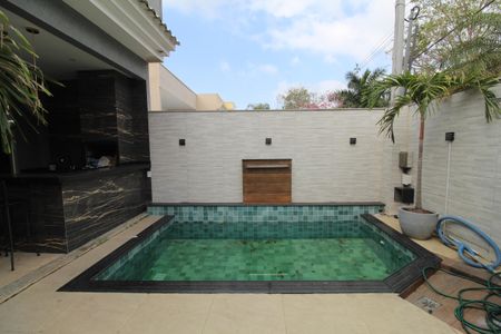 Casa de condomínio à venda com 232m², 4 quartos e 2 vagasPiscina