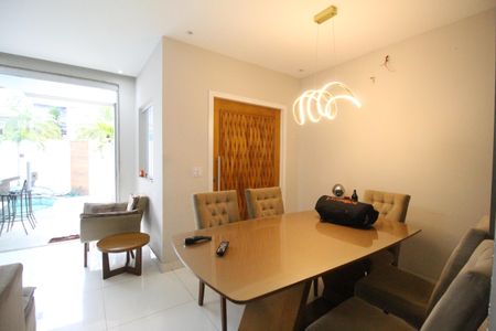 Casa de condomínio à venda com 232m², 4 quartos e 2 vagasSala