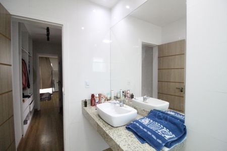 Casa de condomínio à venda com 232m², 4 quartos e 2 vagasBanheiro da suíte