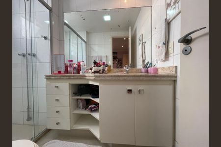 Apartamento à venda com 145m², 4 quartos e 3 vagas Apartamento à venda com 145m², 4 quartos e 3 vagasBanheiro da Suíte 1