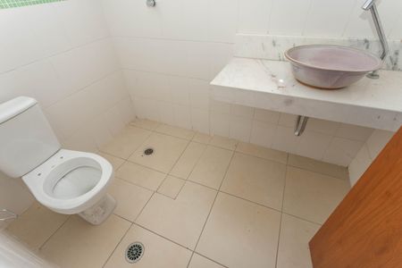 Casa de condomínio à venda com 220m², 3 quartos e 2 vagasBanheiro social