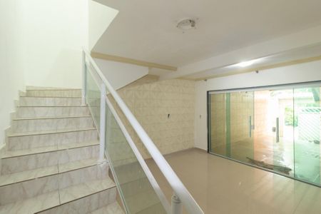 Casa para alugar com 70m², 5 quartos e 1 vagaEscada