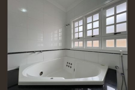 Casa para alugar com 446m², 6 quartos e 6 vagasBanheiro da Suíte 2