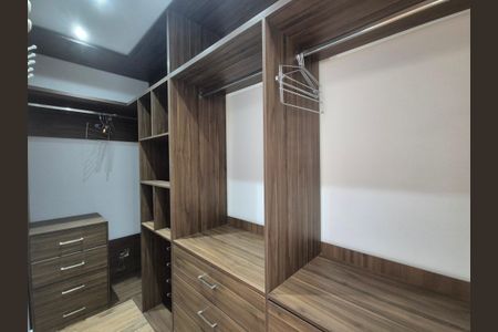Apartamento à venda com 198m², 3 quartos e 2 vagas Apartamento à venda com 198m², 3 quartos e 2 vagasCloset da suíte