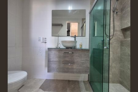 Apartamento à venda com 198m², 3 quartos e 2 vagas Apartamento à venda com 198m², 3 quartos e 2 vagasBanheiro da Suíte
