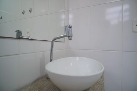 Banheiro de kitnet/studio à venda com 1 quarto, 39m² em Vila Ipiranga, Porto Alegre