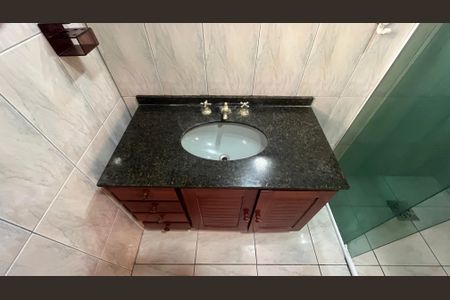 Casa à venda com 315m², 5 quartos e 4 vagas Casa à venda com 315m², 5 quartos e 4 vagasBanheiro 2