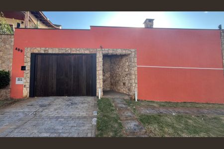 Casa à venda com 315m², 5 quartos e 4 vagas Casa à venda com 315m², 5 quartos e 4 vagasFachada