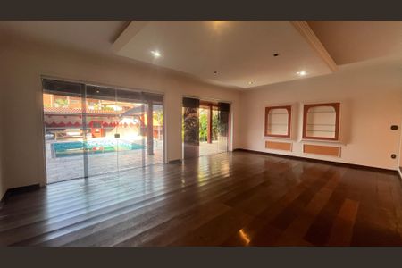 Casa à venda com 315m², 5 quartos e 4 vagas Casa à venda com 315m², 5 quartos e 4 vagasSala