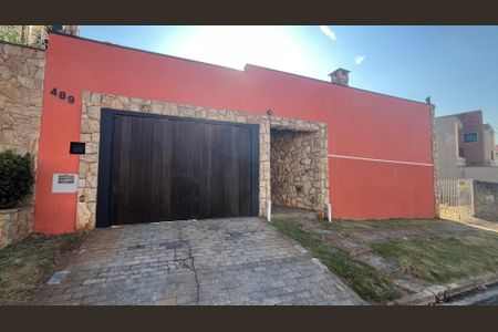 Casa à venda com 315m², 5 quartos e 4 vagas Casa à venda com 315m², 5 quartos e 4 vagasFachada