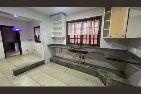 Casa à venda com 315m², 5 quartos e 4 vagas Casa à venda com 315m², 5 quartos e 4 vagasCozinha