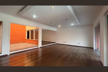 Casa à venda com 315m², 5 quartos e 4 vagas Casa à venda com 315m², 5 quartos e 4 vagasSala