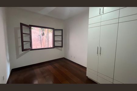 Casa à venda com 315m², 5 quartos e 4 vagas Casa à venda com 315m², 5 quartos e 4 vagasQuarto 1