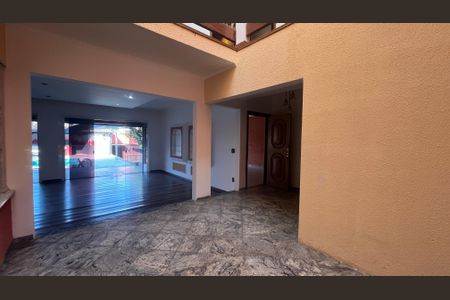 Casa à venda com 315m², 5 quartos e 4 vagas Casa à venda com 315m², 5 quartos e 4 vagasSala