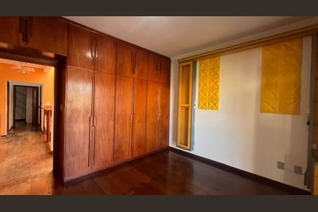 Casa à venda com 315m², 5 quartos e 4 vagas Casa à venda com 315m², 5 quartos e 4 vagasQuarto 2