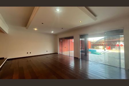 Casa à venda com 315m², 5 quartos e 4 vagas Casa à venda com 315m², 5 quartos e 4 vagasSala