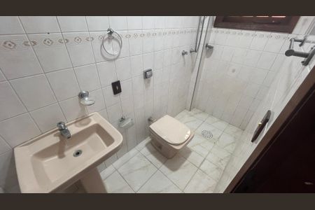Casa à venda com 315m², 5 quartos e 4 vagas Casa à venda com 315m², 5 quartos e 4 vagasBanheiro
