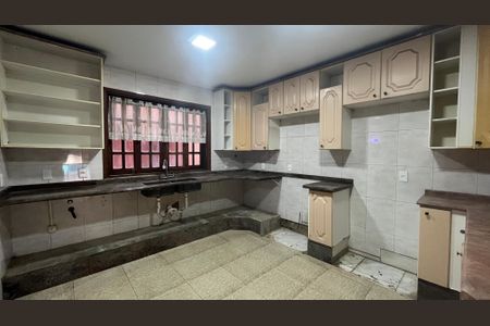 Casa à venda com 315m², 5 quartos e 4 vagas Casa à venda com 315m², 5 quartos e 4 vagasCozinha