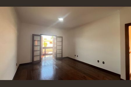 Casa à venda com 315m², 5 quartos e 4 vagas Casa à venda com 315m², 5 quartos e 4 vagasQuarto 2