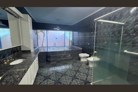 Casa à venda com 315m², 5 quartos e 4 vagas Casa à venda com 315m², 5 quartos e 4 vagasBanheiro Suíte 1