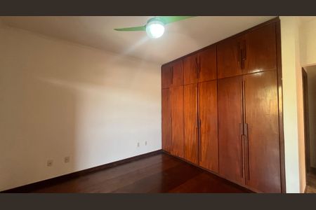 Casa à venda com 315m², 5 quartos e 4 vagas Casa à venda com 315m², 5 quartos e 4 vagasSuíte 2