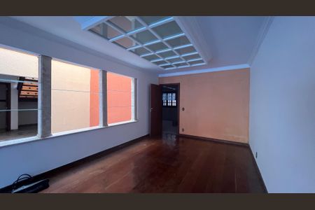 Casa à venda com 315m², 5 quartos e 4 vagas Casa à venda com 315m², 5 quartos e 4 vagasSala