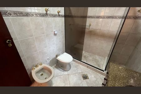 Casa à venda com 315m², 5 quartos e 4 vagas Casa à venda com 315m², 5 quartos e 4 vagasBanheiro Suíte 2