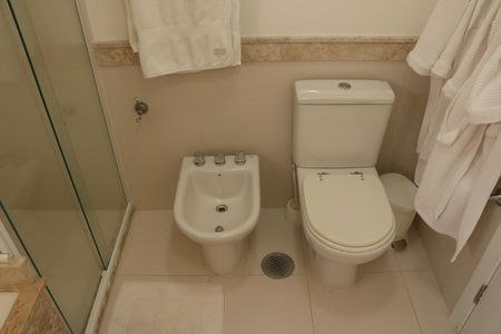 Apartamento à venda com 267m², 4 quartos e 5 vagasBanheiro da Suíte 4